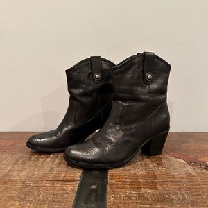 Frye Jackie Button Short black booties in size 7.5 M (women’s)